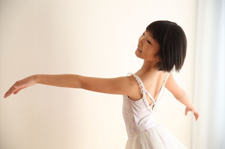 女性踊ってる
